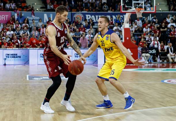 牌背后都凝 牌背后都凝